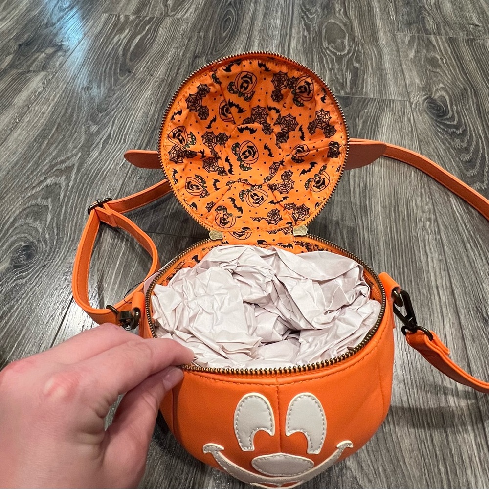 NWT! Official Disney Loungefly Mickey Pumpkin Crossbody bag - Picture 2 of 7